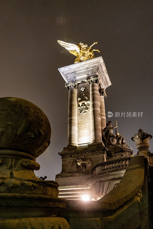 2019 Pont Alexandre III在晚上